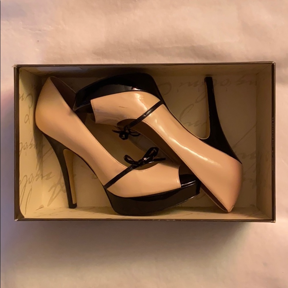 Enzo Angiolini Nude Shoe with Black Bow